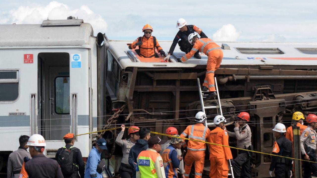 Television footage depicted the aftermath of the collision, showing overturned and severely damaged train carriages, with ambulances on the scene evacuating the injured.
