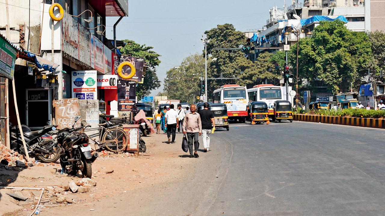 The stretch on LBS Marg in Ghatkopar that lacks a footpath. The BMC was to map footpath facilities but it has failed to do so. Pic/Sameer Markande