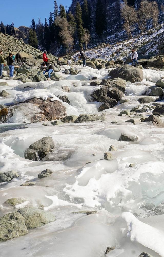 Kashmir reels under cold wave conditions