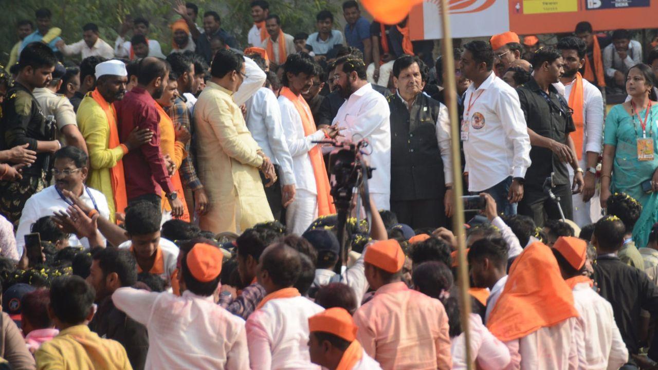 Maratha quota activist Manoj Jarange Patil ended his strike on Saturday after consuming fruit juice presented by Chief Minister Eknath Shinde. Pics/ Sayyed Sameer Abedi