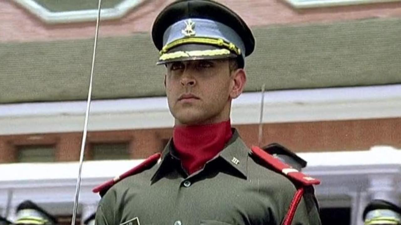 In Lakshya, an aimless young Karan( Hrithik) enlists in the Indian Army but leaves after realising that life as a soldier is hard. When this creates conflict with his girlfriend, he rejoins the army to make her proud. Apart from Hrithik, the film also stars Amitabh Bachchan, Preity Zinta and Om Puri in lead roles. The film was directed by Farhan Akhtar