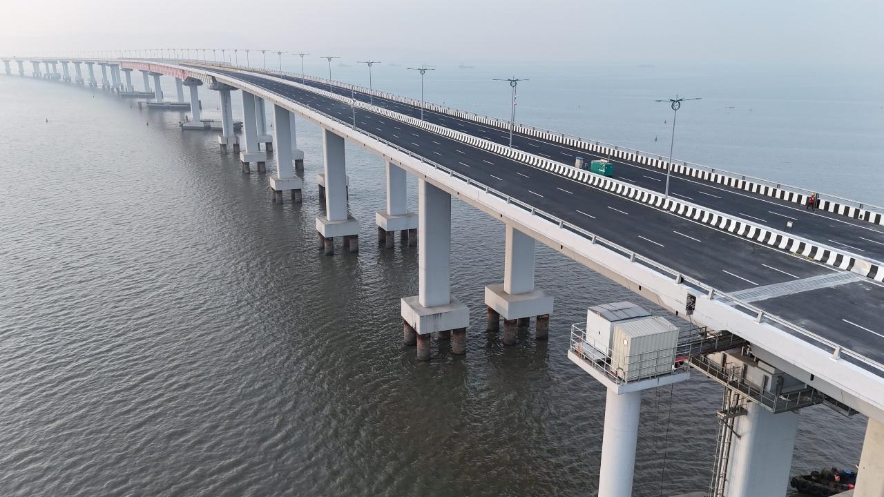 The sea link will contain a 6-lane (3+3 lane) highway+1 emergency lane on both side.