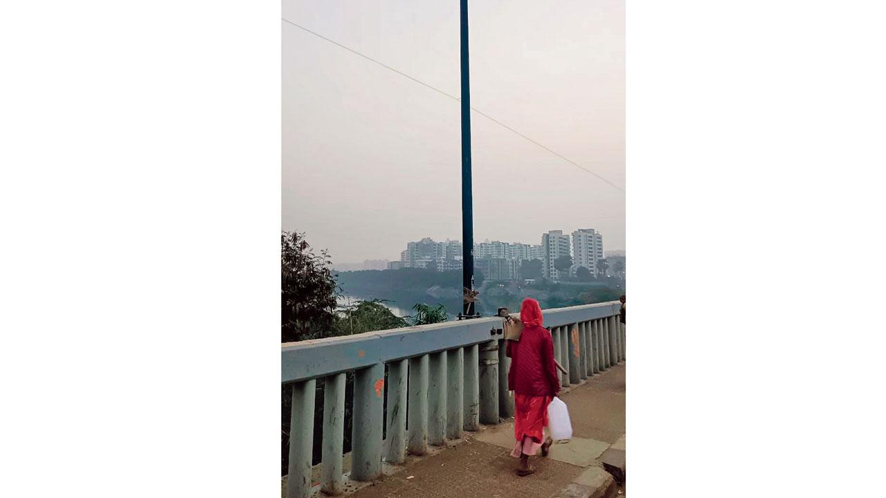 A wire strung up between utility poles to ensnare manja
