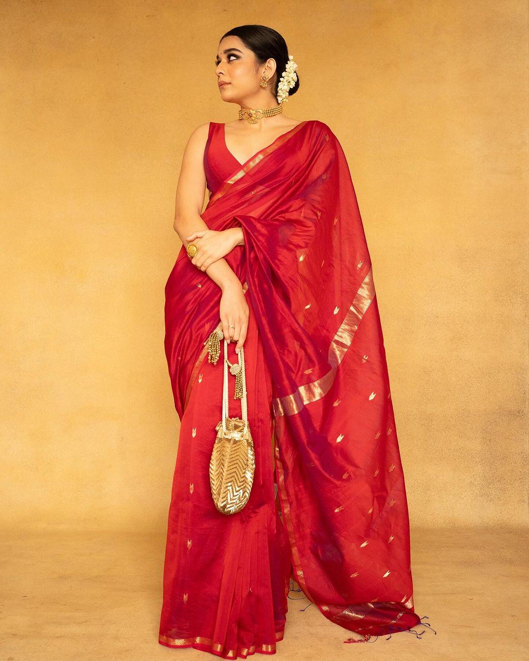 Mithila's red saree is a must-have for any wedding look.  The actress effortlessly balances boldness and elegance in this ensemble