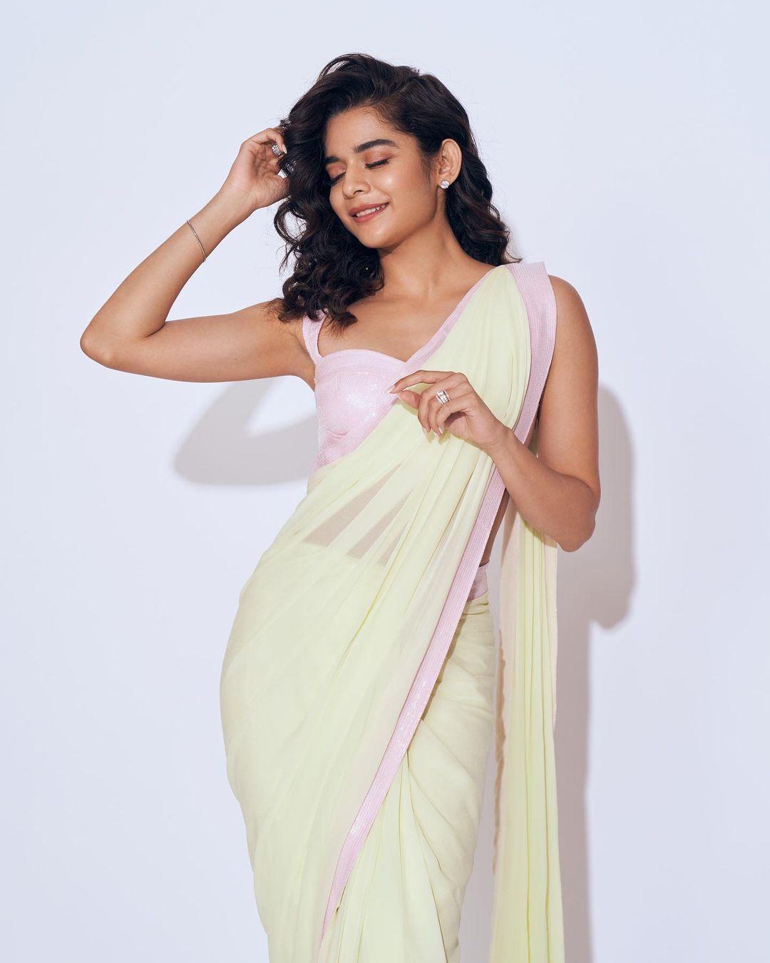 Mithila demonstrates how to keep it simple yet elegant in a light green saree with a lilac border