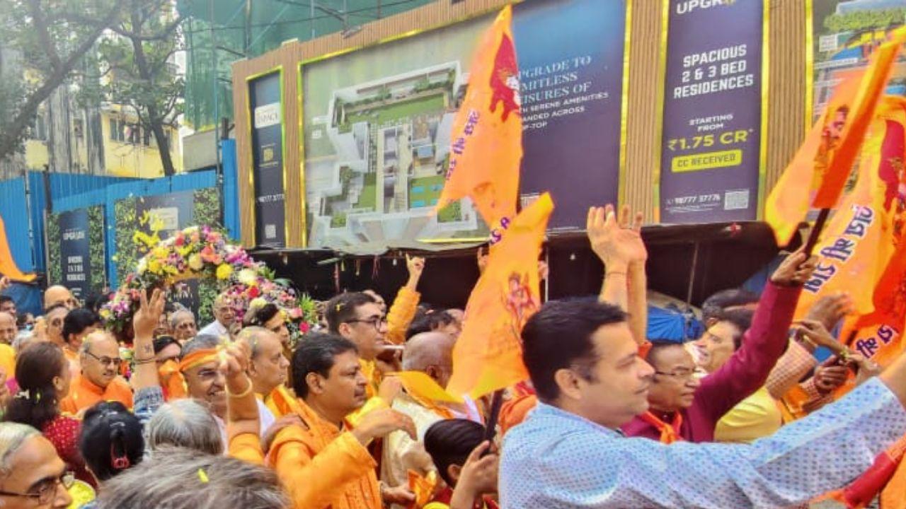 The procession that started from Lakshminarayan Mandir in Kandivali West sa over 500 persons participating and rejoicing. 