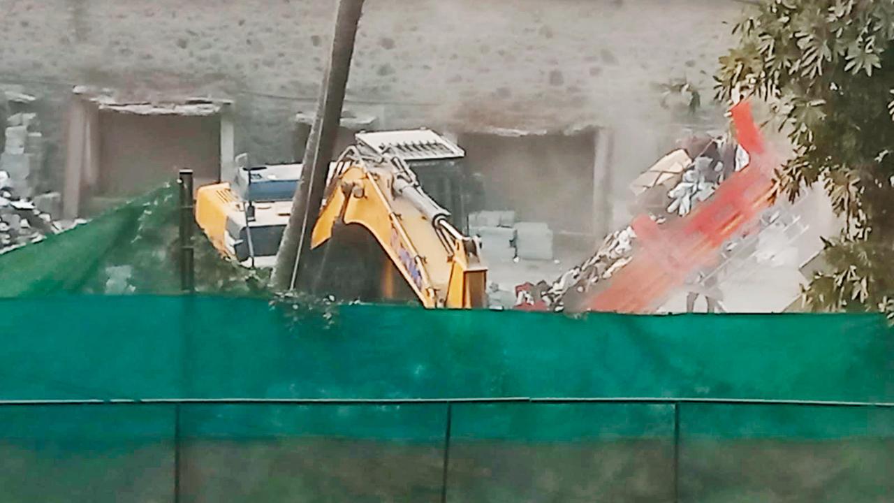 Construction debris is dumped on the plot at Veera Desai Industrial Estate in Andheri West. Pic/Prasun Choudhari