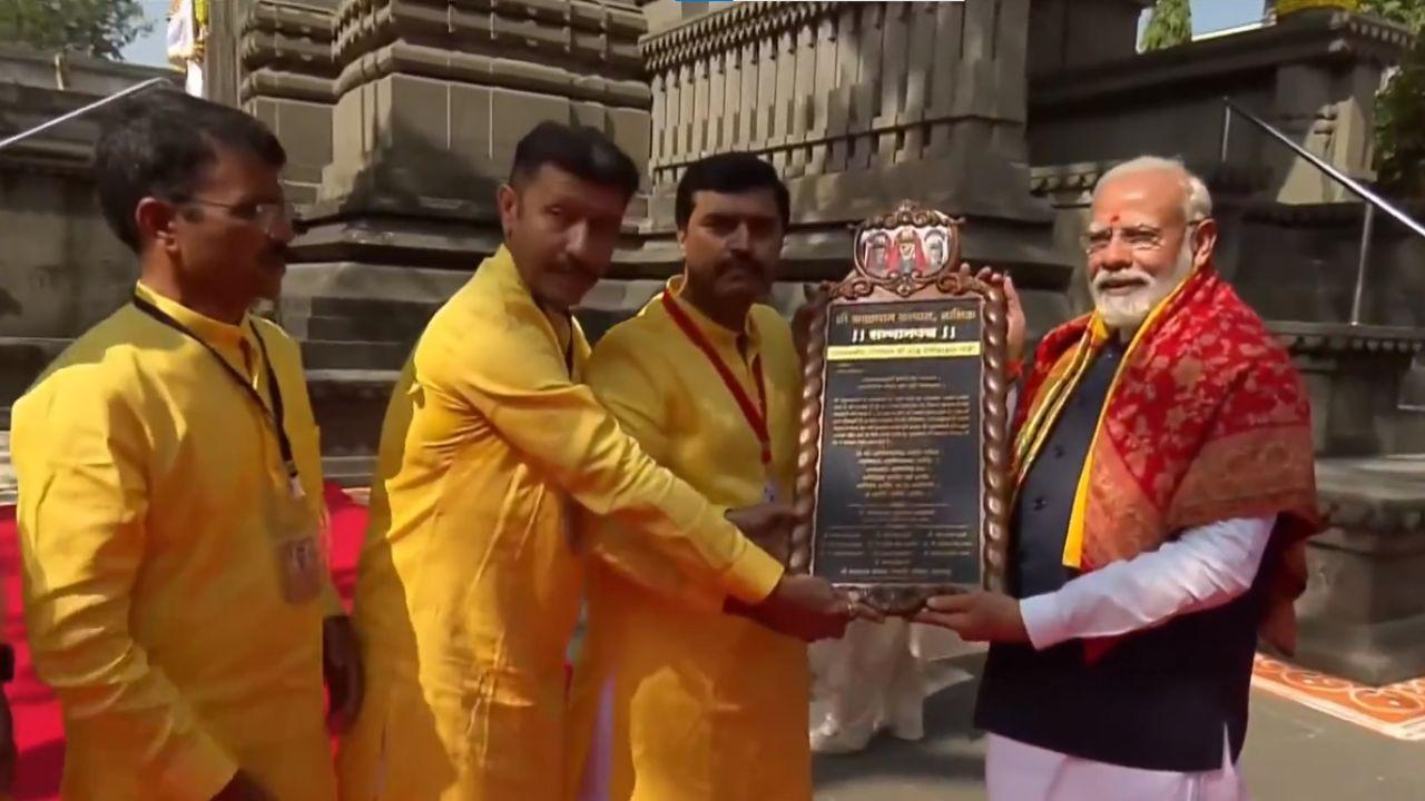 PM Modi listened to an epic narrative of the Ramayana, specifically the 'Yudh Kanda' segment, presented in Marathi, with the PM listening to the Hindi version through AI translation.