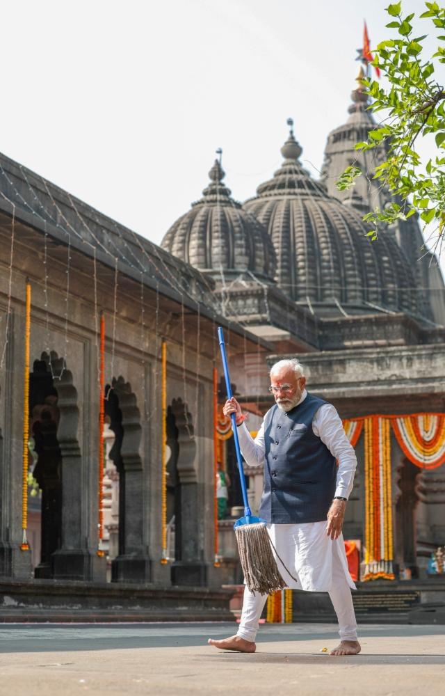 Visuals showed the Prime Minister with a mop and bucket mopping the floor of the temple