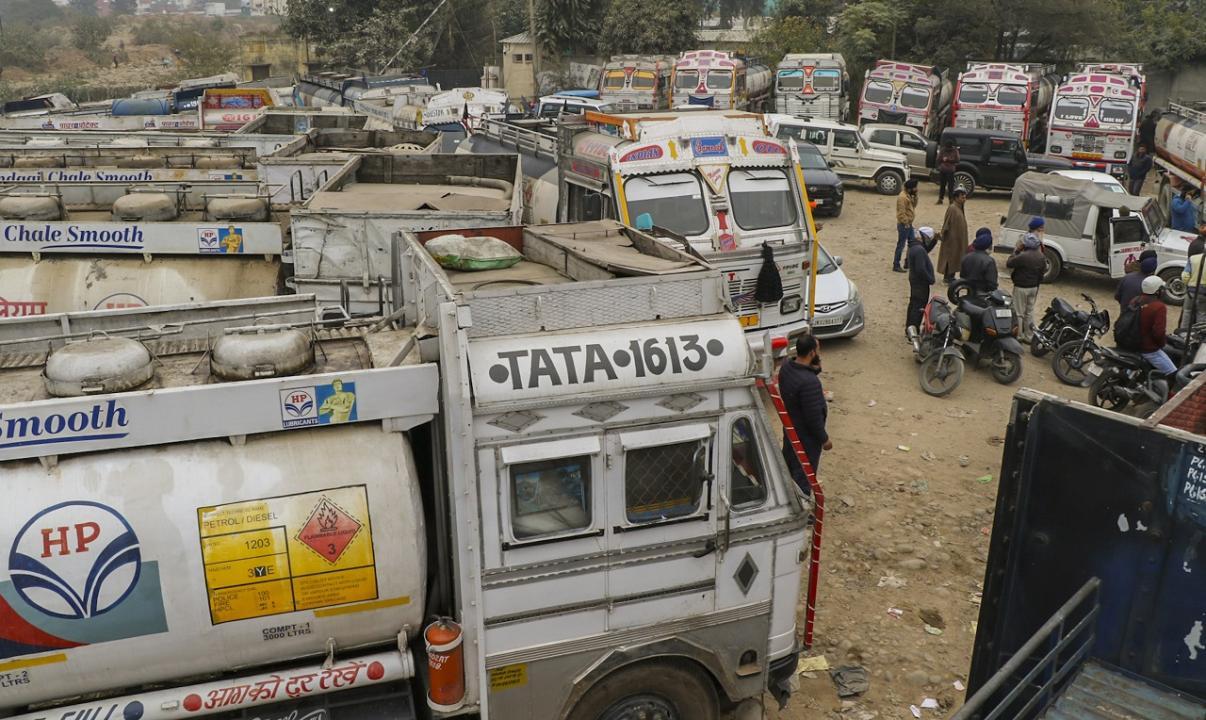 Trucker drivers continue protest; panic buying of fuel in Maharashtra
