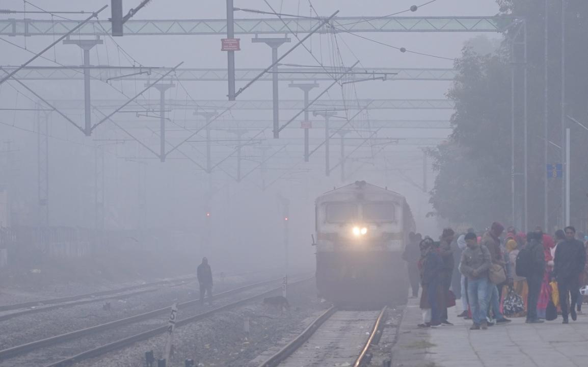 Foggy morning in Delhi, minimum temperature at 7.3 degrees Celsius