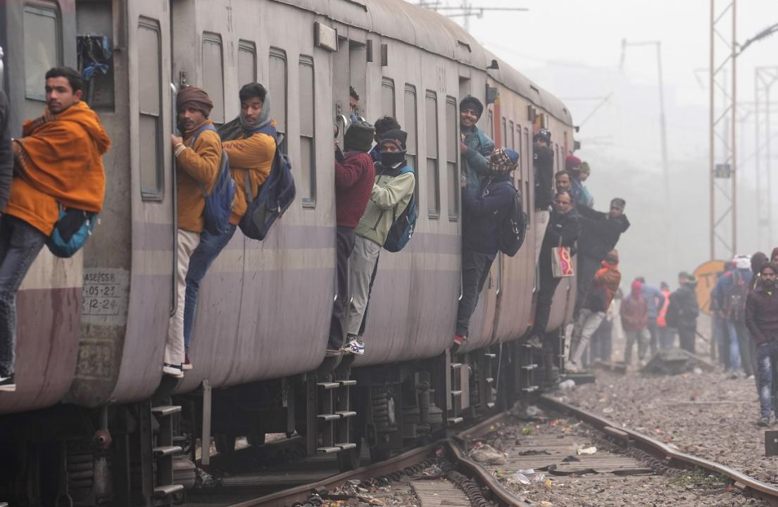 In Photos: Twenty trains running late due to fog in Delhi