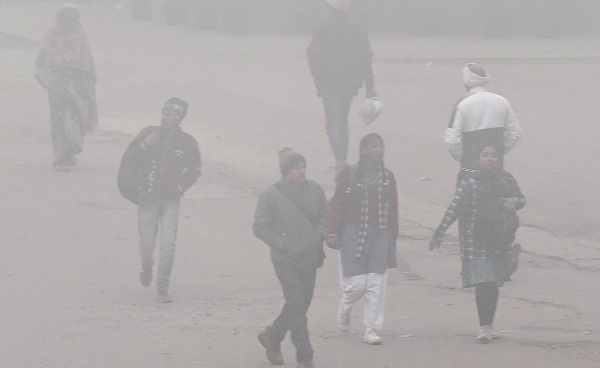 Delhi's minimum temperature at 3.5 degrees Celsius, fog engulfs city