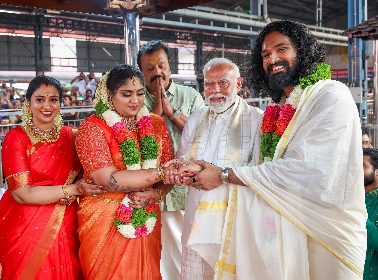 While leaving the Triprayar temple, PM Modi stood on the footboard of his vehicle to wave at the people gathered on the roadsides for one more glimpse of the PM and bid him farewell