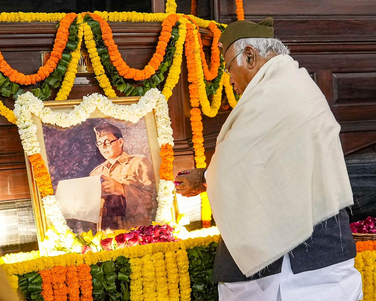 Lok Sabha Speaker Om Birla, Congress President Mallikarjun Kharge, Rajya Sabha Deputy Chairman Harivansh and other leaders also paid floral tributes to Netaji at Samvidhan Sadan