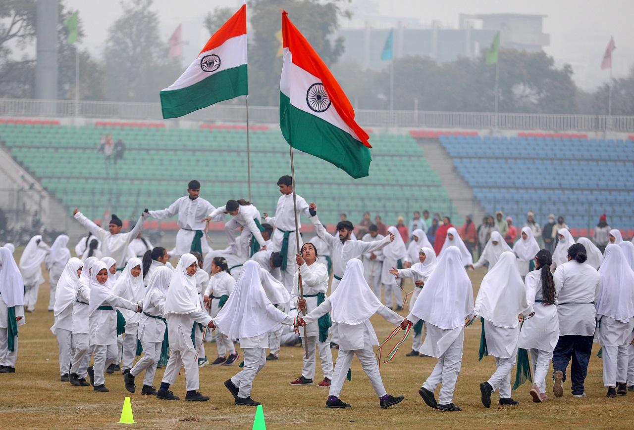 In order to facilitate smooth passage of the parade, traffic movement on Kartavya Path from Vijay Chowk to India Gate has been stopped from 6 pm on Monday. The stretch will reopen at the end of the rehearsal on Tuesday