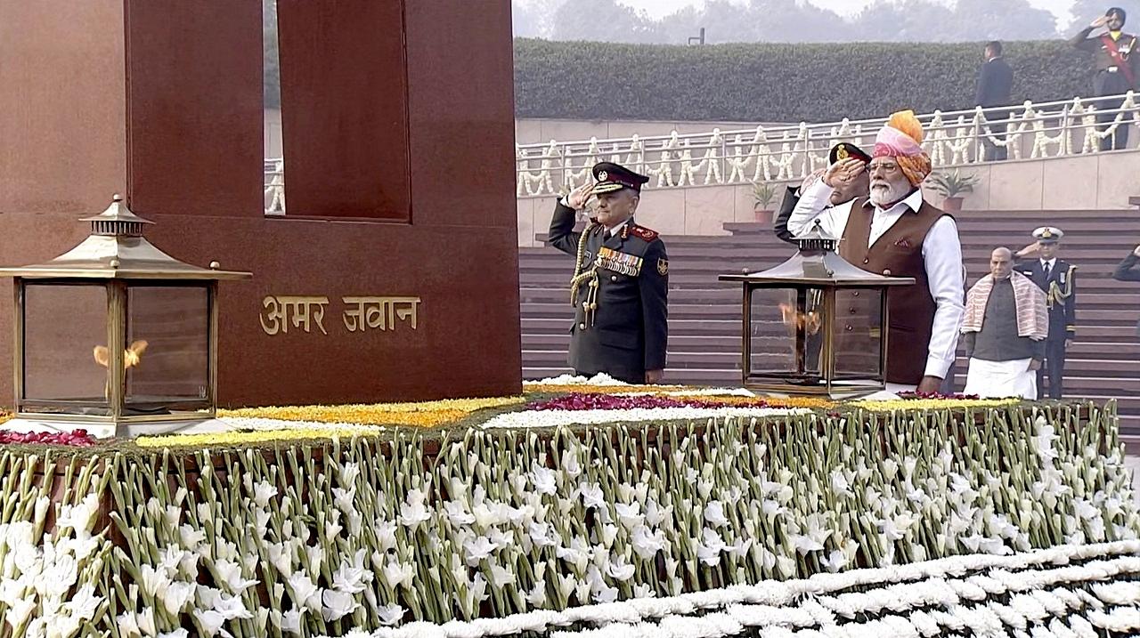 It also includes a central 15.5-m obelisk, an eternal flame and six bronze murals depicting famous battles fought by the Indian Army, Air Force and the Navy in a covered gallery (Veerta Chakra)