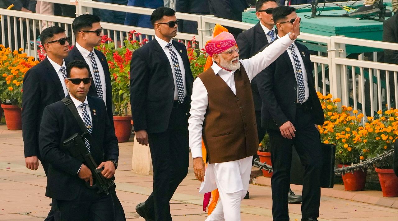 PM Modi also crossed over to other side of the Kartavya Path where he was greeted by excited audience as they clicked pictures