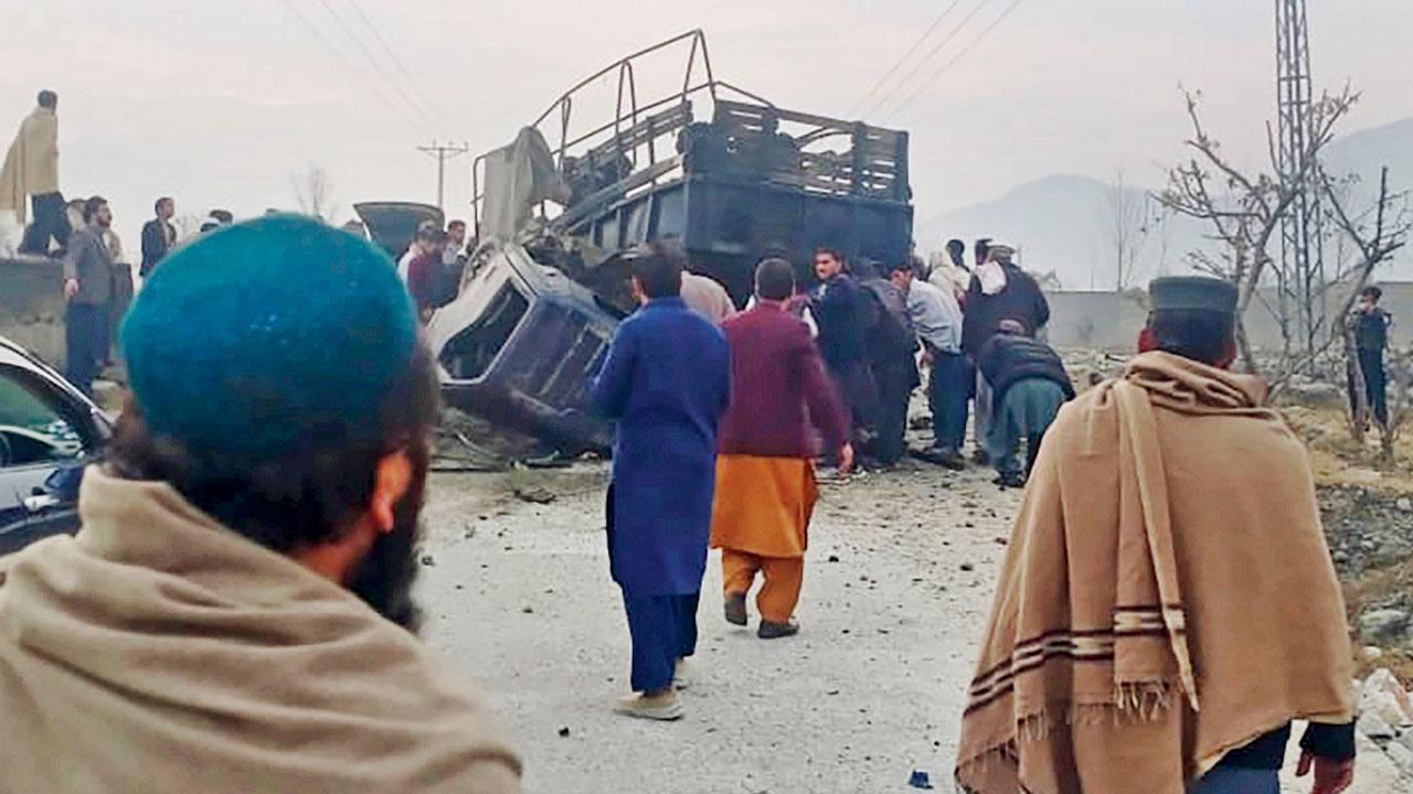 Pak bomb blast kills six