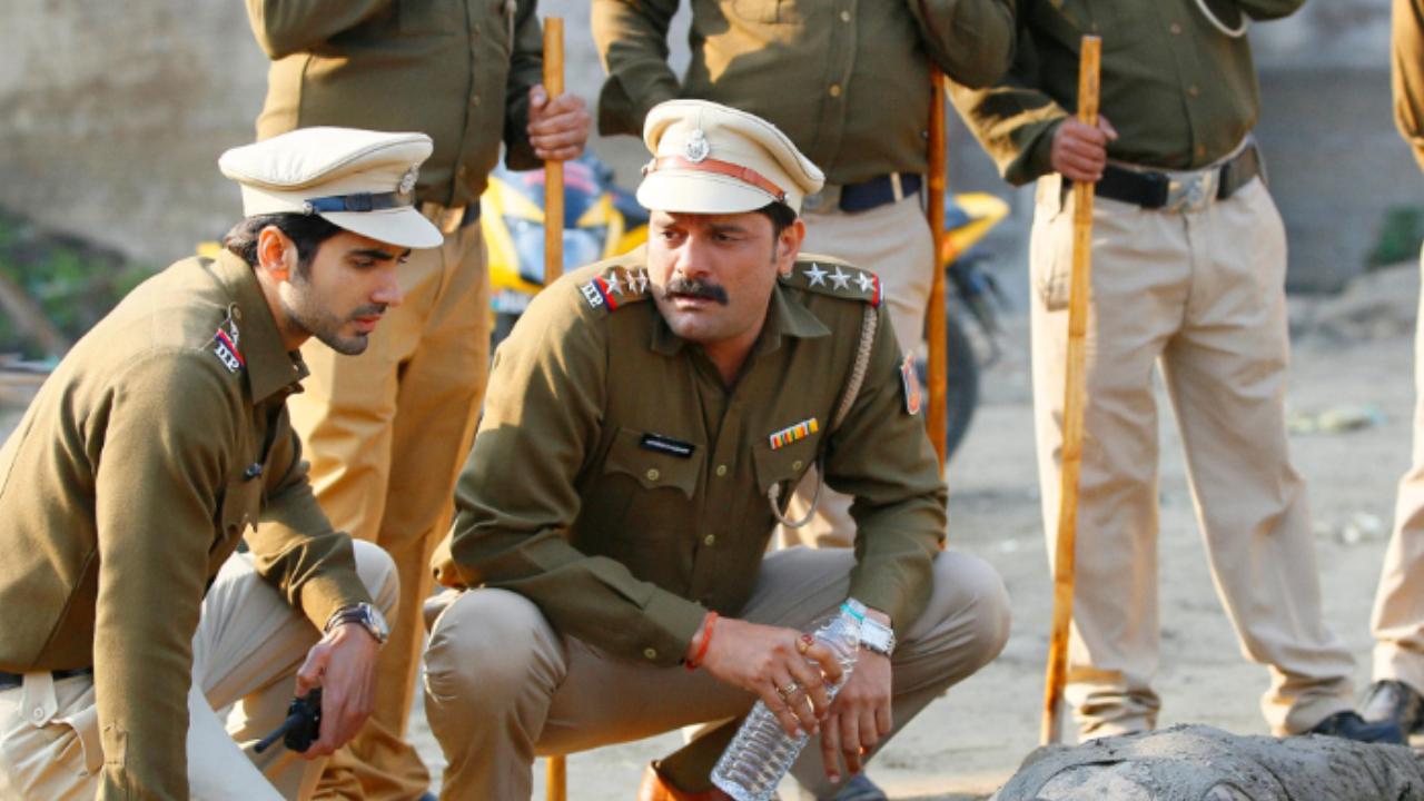 An unsatisfied police officer is given a high-profile case involving a murder attempt, which sends him into a rabbit hole of selfish intentions and dishonesty in the Amazon Prime series 'Paatal Lok,' which is directed by Avinash Arun and Prosit Roy. It stars Jaideep Ahlawat, Ishwaik Singh, Abhishek Banarjee, Gul Panag, Neeraj Kabi among others in the lead roles