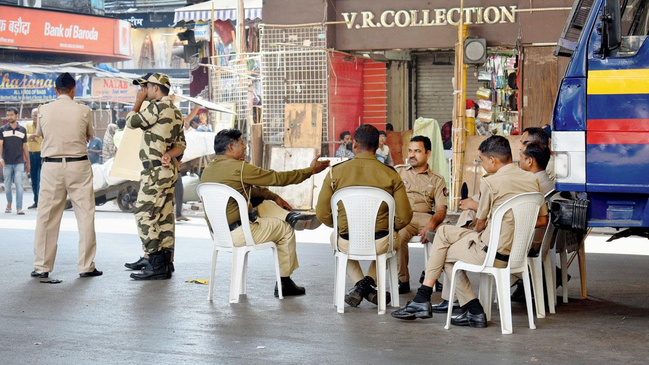 Police near Minara Masjid in Pydhonie on Monday. Pic/Sameer Markande