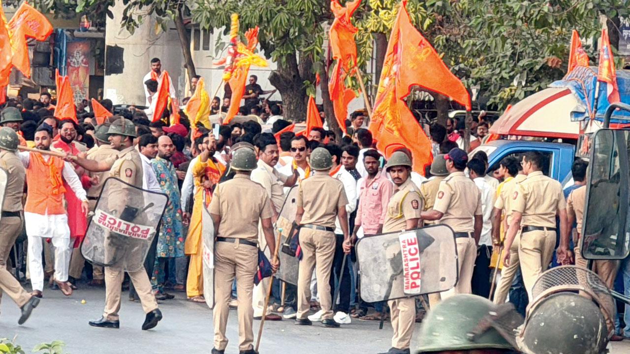 Cops were present on site on Monday morning. Pic/Hanif Patel