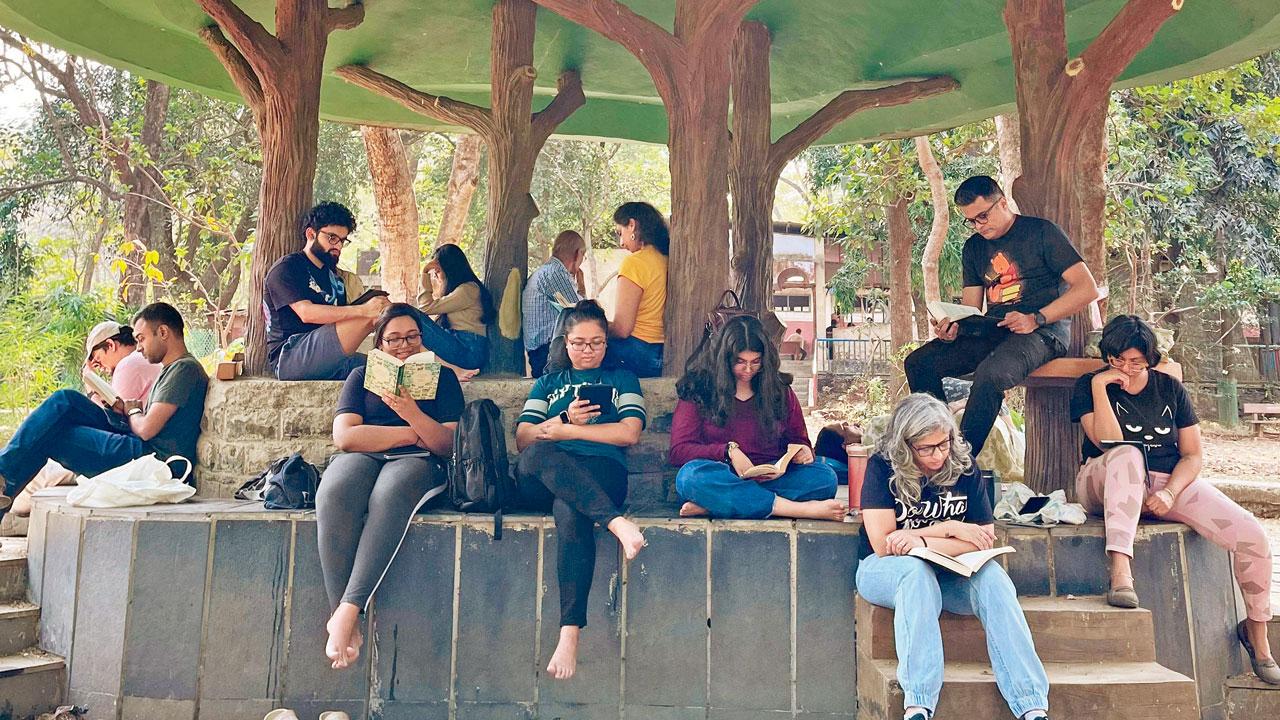Readers at the 25th session