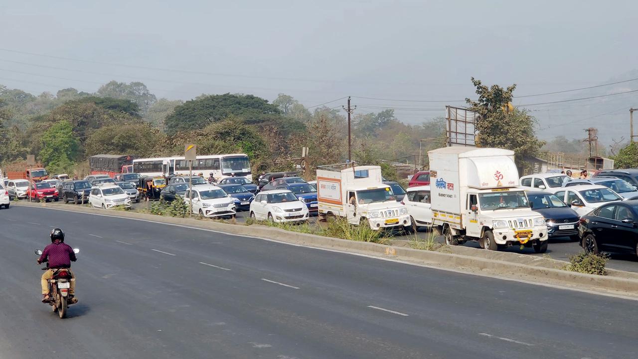 The protest on Monday caused a traffic jam on the Mumbai Ahmedabad Highway at Vasai. Pic/Hanif Patel