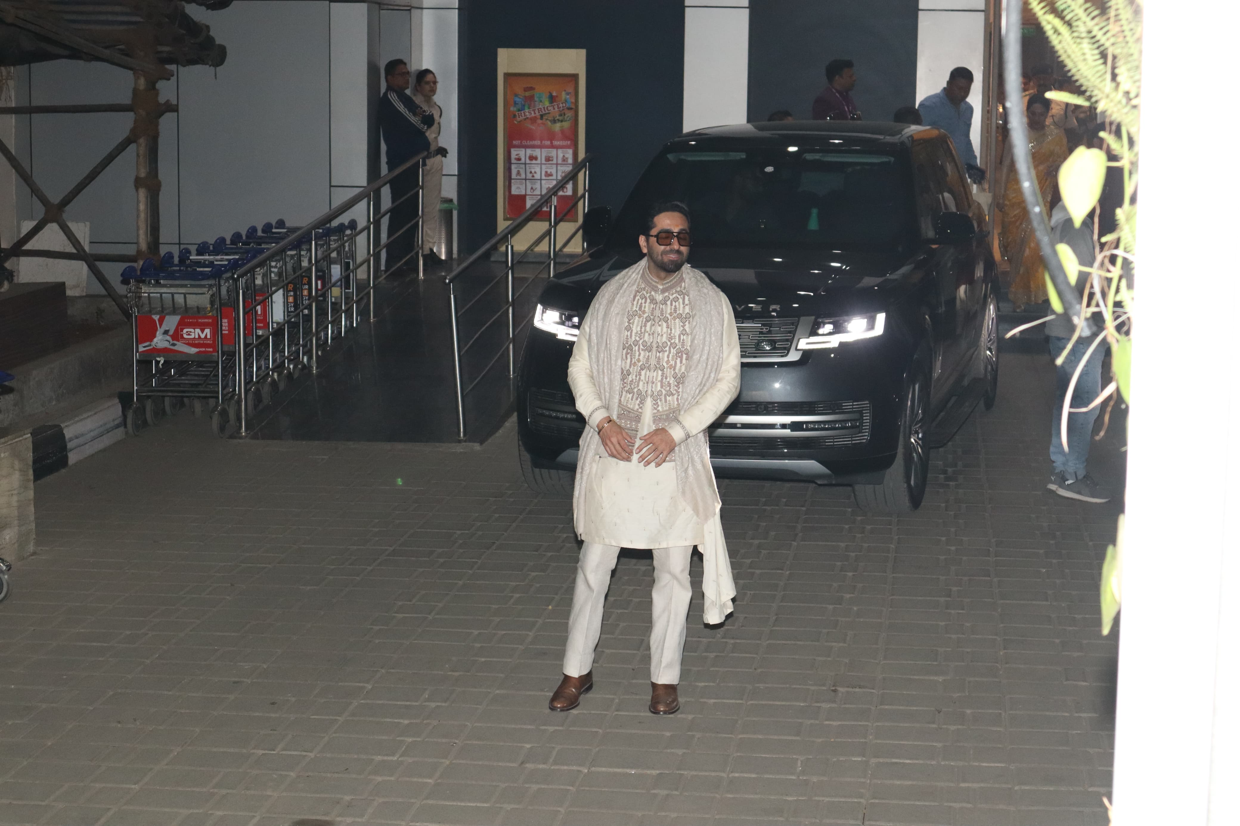 Ayushmann Khurrana posed for paparazzi after coming back from Ayodhya