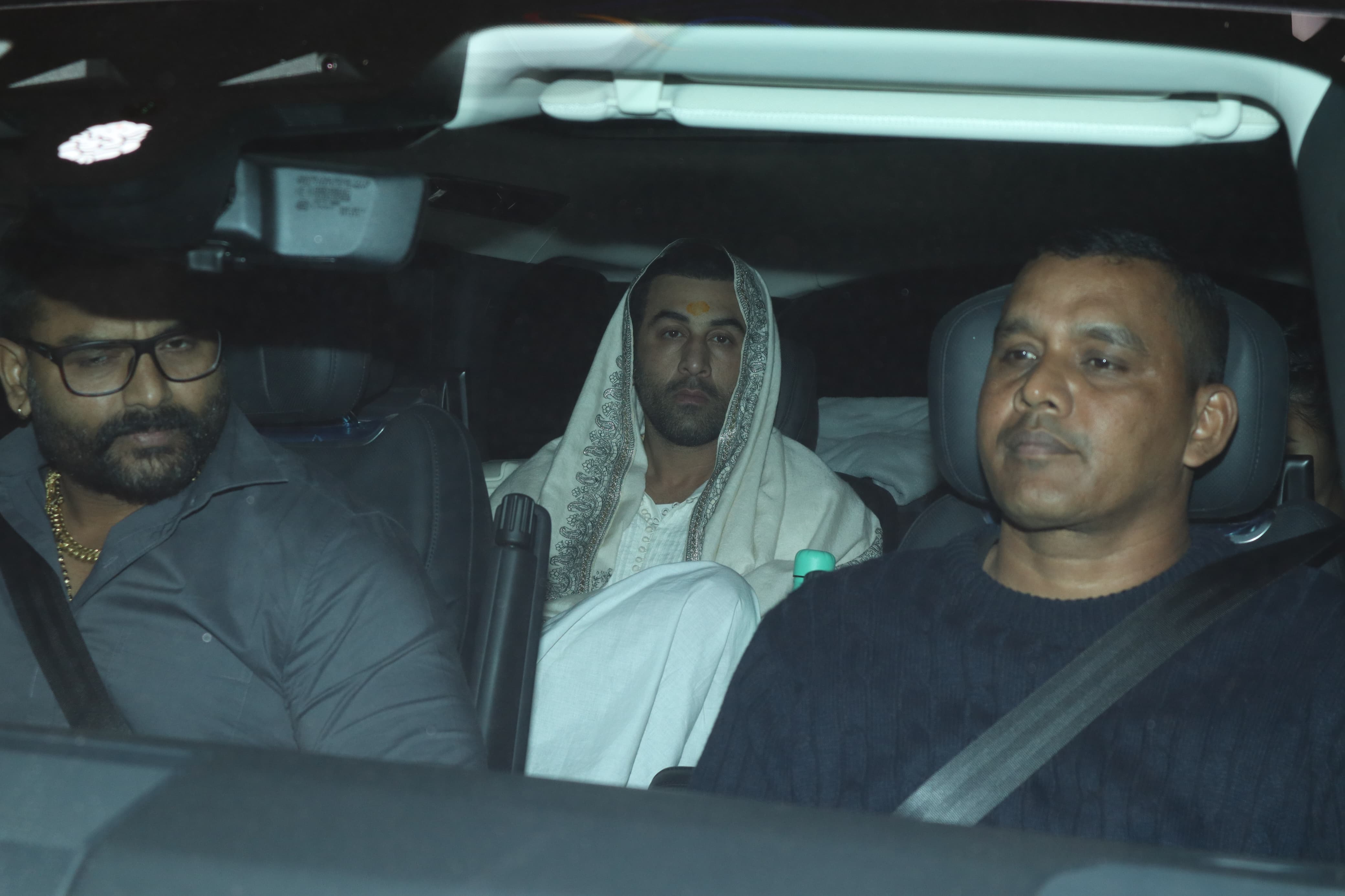 Ranbir Kapoor looked tired as he got clicked after returning from Ayodhya