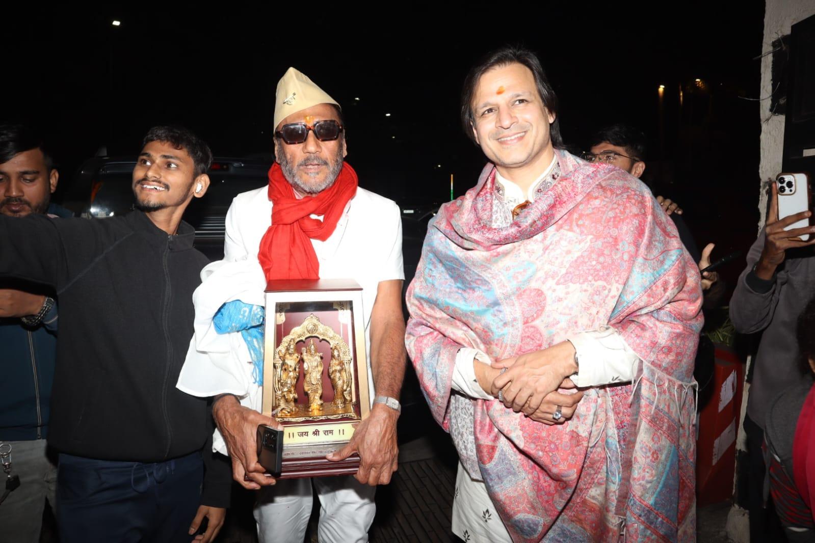 Jackie Shroff brought Ram Mandir Idol as he returned from Ayodhya. The actor posed with Vivek Oberoi