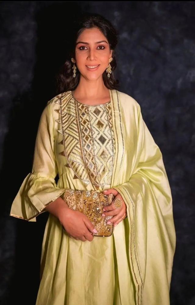 In another stunning ensemble, Sakshi opted for a palazzo suit. The actress paired a simple olive green-colored suit with matching palazzo pants