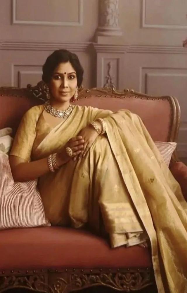 In this particular look, the actress exuded royalty in a golden saree paired with intricate jewelry and a bindi