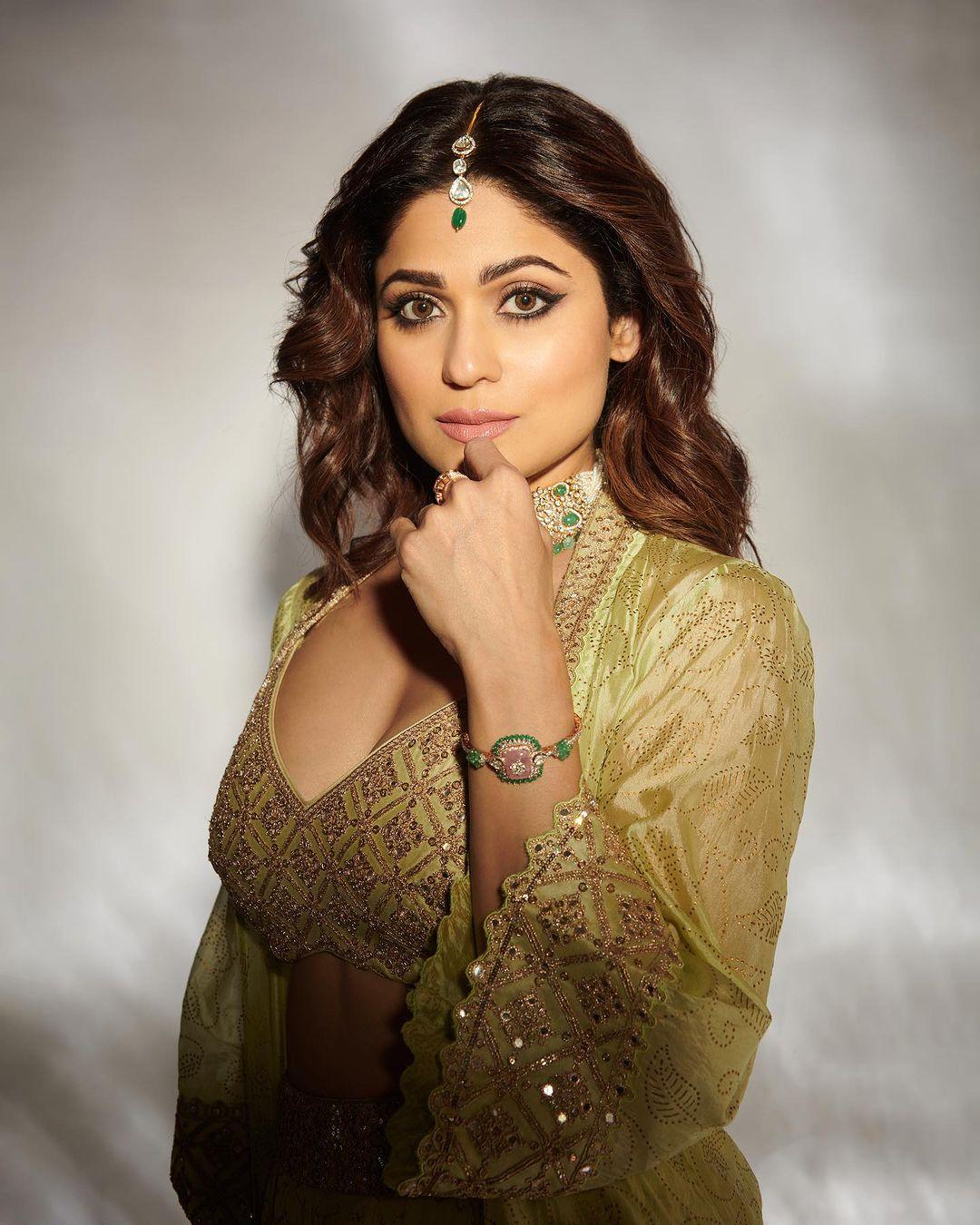 The small mangtika balances sophistication and adds flair to her look