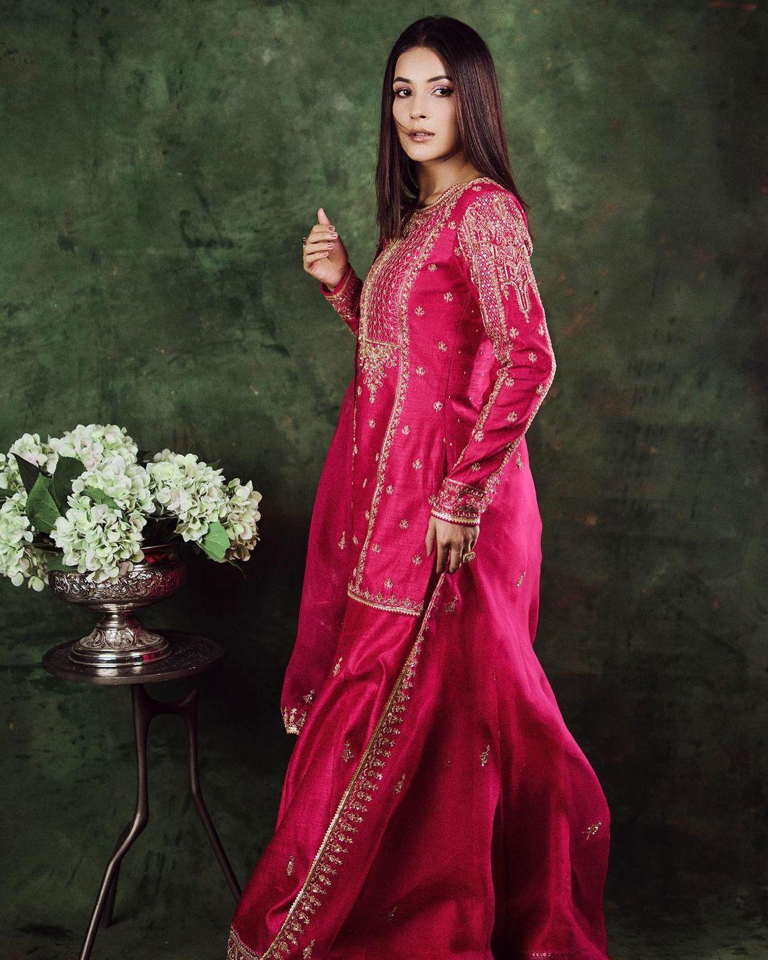 Opting for a minimalist approach, she accents the ensemble with delicate tiny jhumkas, allowing the vibrant red to speak for itself. The actress complements the look with a shiny makeup finish and keeps her hair gracefully open, creating a perfect blend of style and simplicity