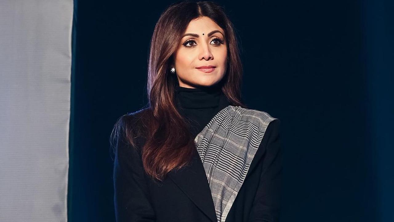 For the event, Shilpa was seen all decked in a beautiful black-grey saree that she paired with a black turtleneck sweater and matching overcoat. She also wore matching gloves to stay warm in this cold weather of Delhi