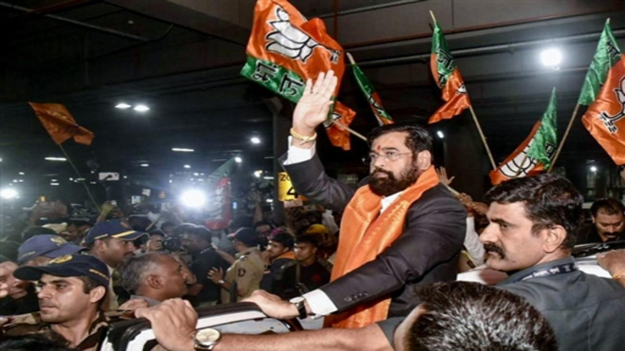 Maharashtra Chief Minister Eknath Shinde on Friday received a warm welcome by Bharatiya Janata Party (BJP) supporters at Mumbai International Airport after attending the World Economic Conference held in Davos, Switzerland. Pic/ANI