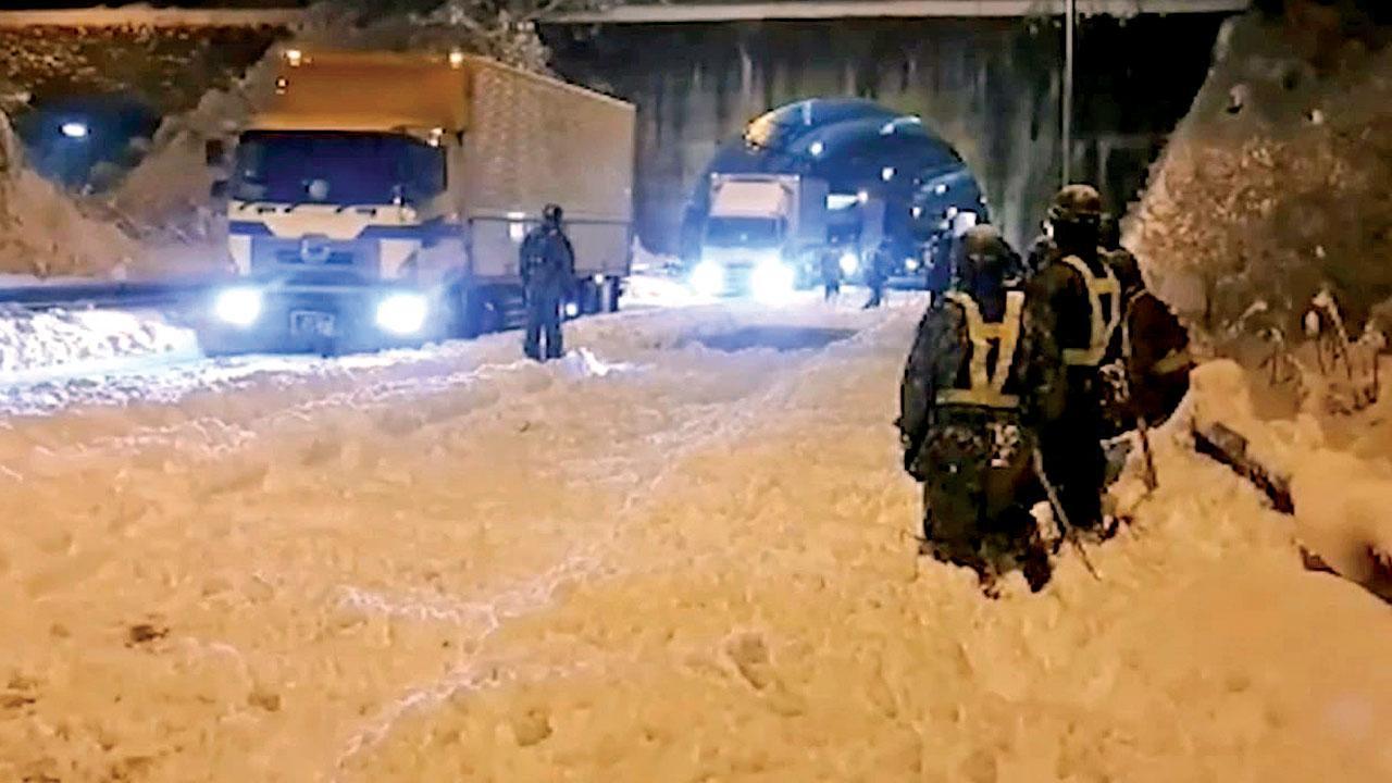 Snow traps vehicles in Japan