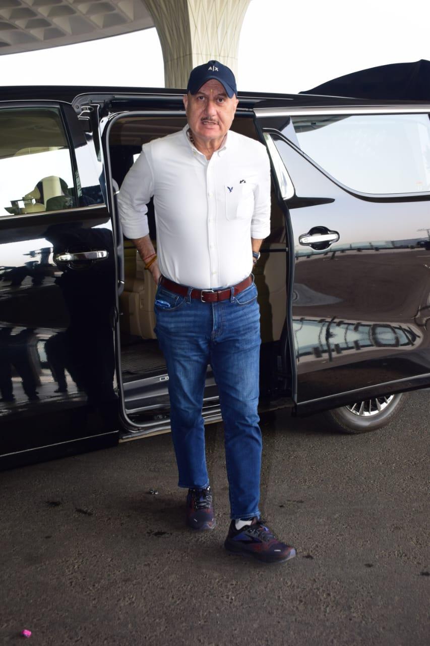 Anupam Kher posed for the paparazzi as she was clicked at the airport
