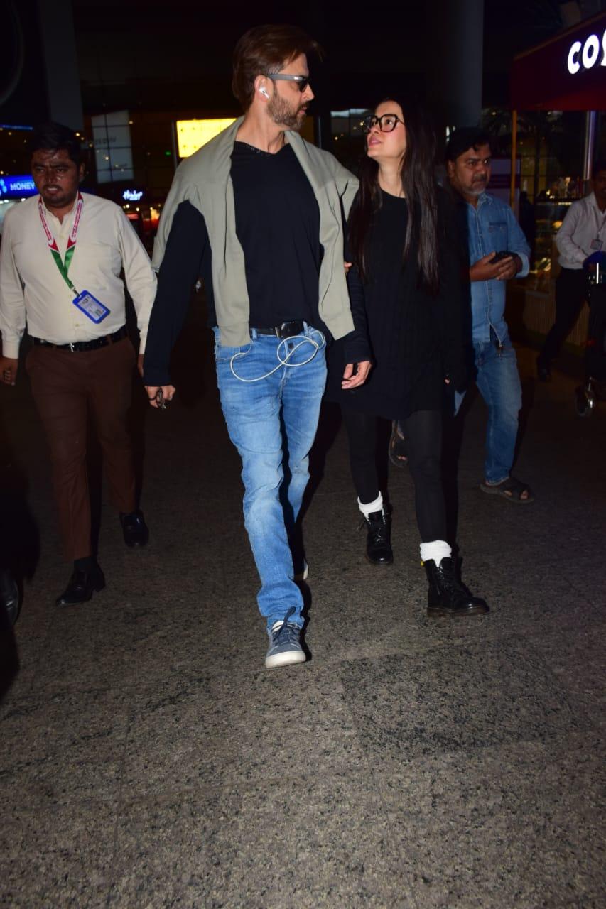 Hrithik Roshana and Sab Azad were snapped at the airport as the two returned from their vacation
