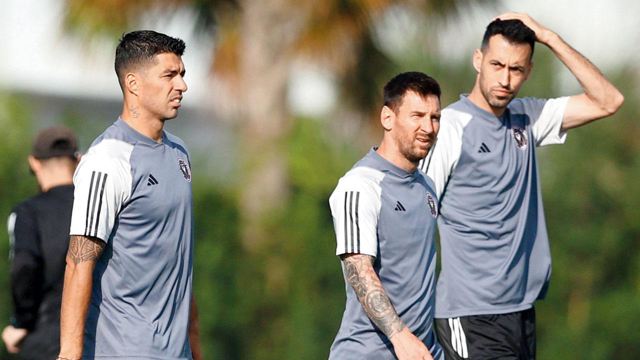 Suarez trains with Messi, Alba, Busquets