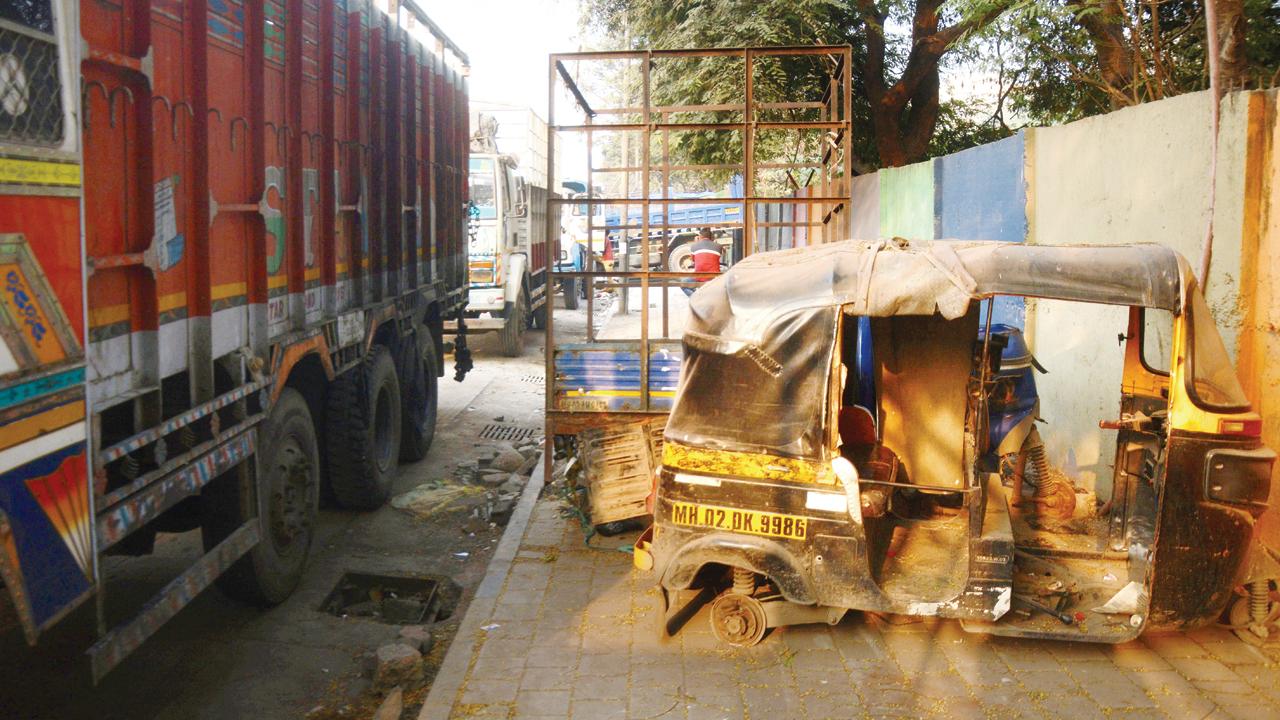 Derelict vehicles on a pavement along Lal Bahadur Shastri Marg on December 29, 2023. Pic/Sayyed Sameer Abedi