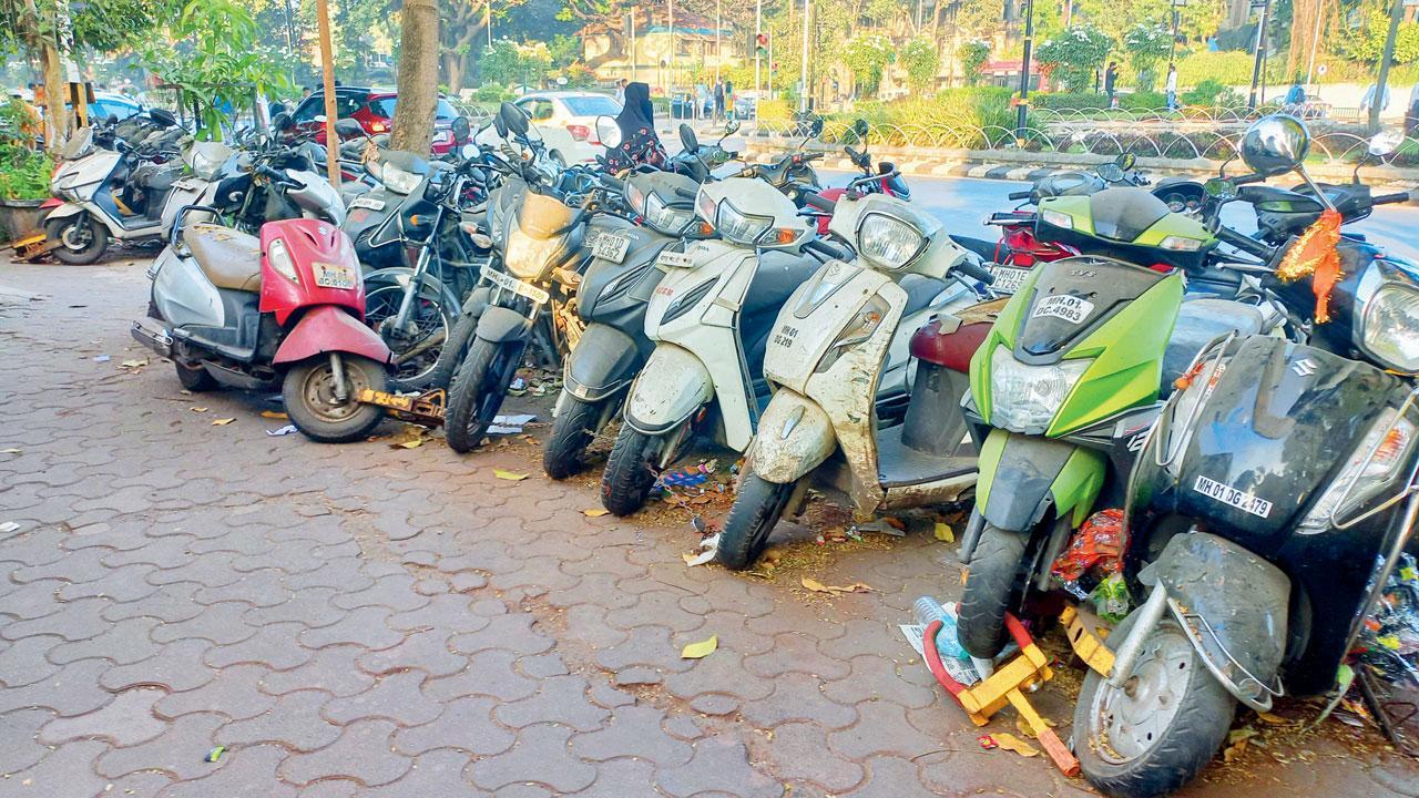 Mumbai: This one’s on traffic cops, readers on illegal parking on footpaths | News World Express