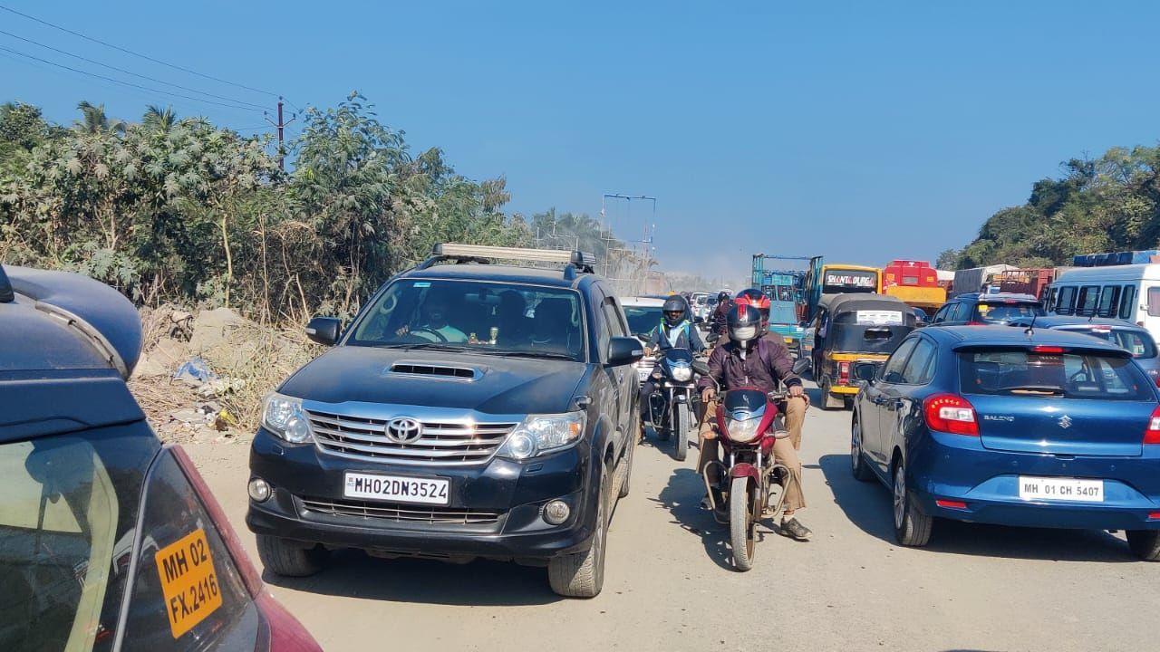 On Friday morning, the Mumbai-Ahmedabad highway saw long queues of vehicles as the traffic was slow-moving. Pics/ Nimesh Dave