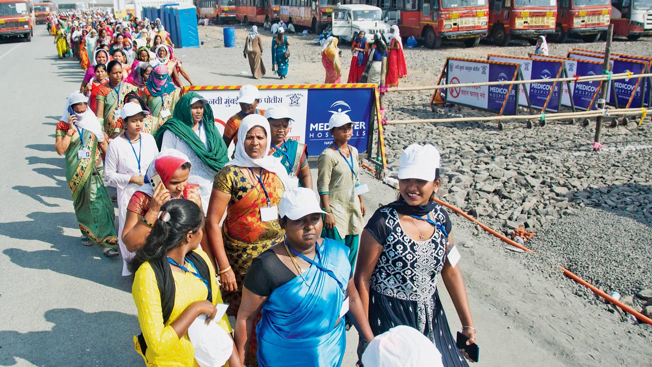 Visitors make their way to the site of the Navi Mumbai airport to attend the gathering addressed by Prime Minister Narendra Modi on Friday. Pics/Sayyed Sameer Abedi