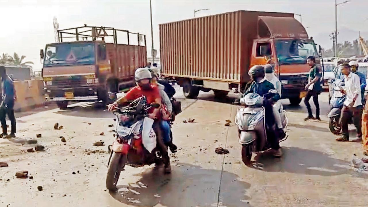 Truck drivers blocked roads with their trucks near Fountain Hotel at Mira Bhayandar on Monday. Pics/Hanif Patel 