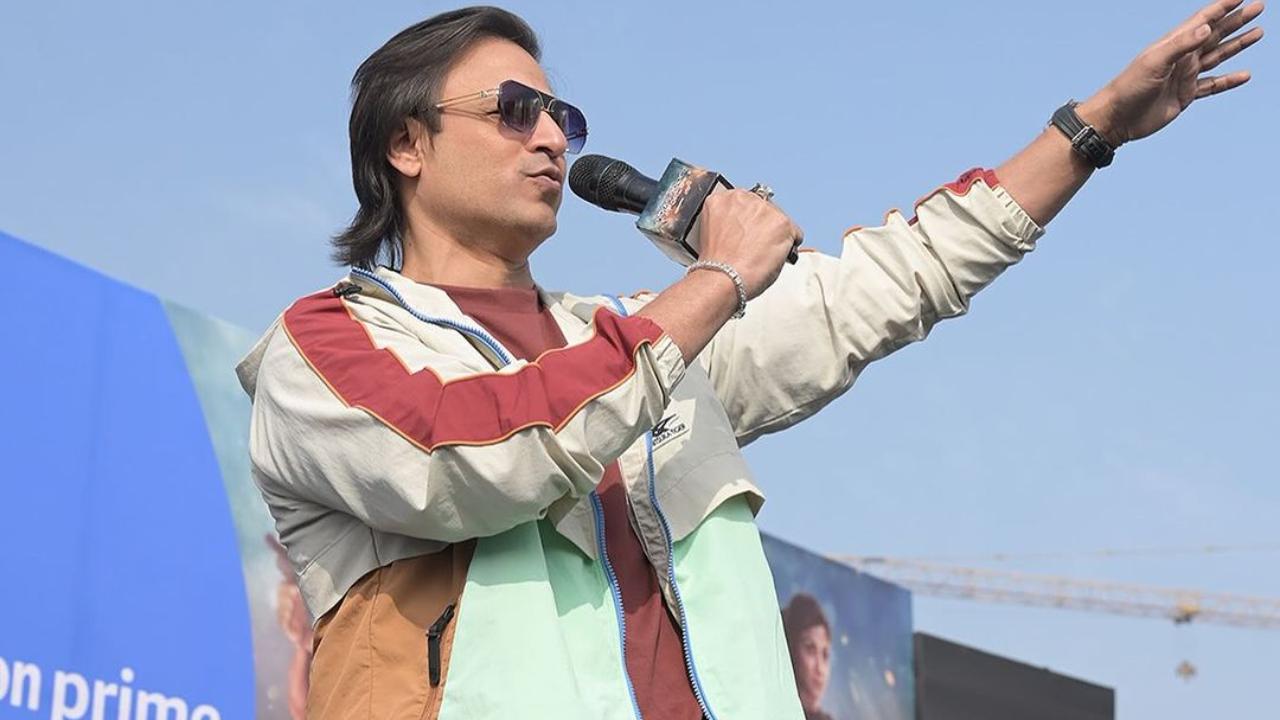 Vivek Oberoi will be playing the role of Joint Police Commissioner Vikram Bakshi in the series. He chose a laid-back outfit for the daytime event, wearing a multicolored jacket over a brown t-shirt and white pants
