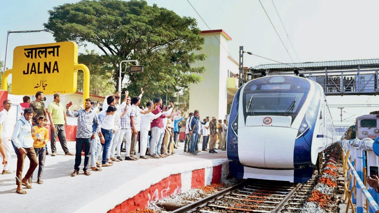 Mumbai: Stagger trains, not our office timings, commuters association tells CR