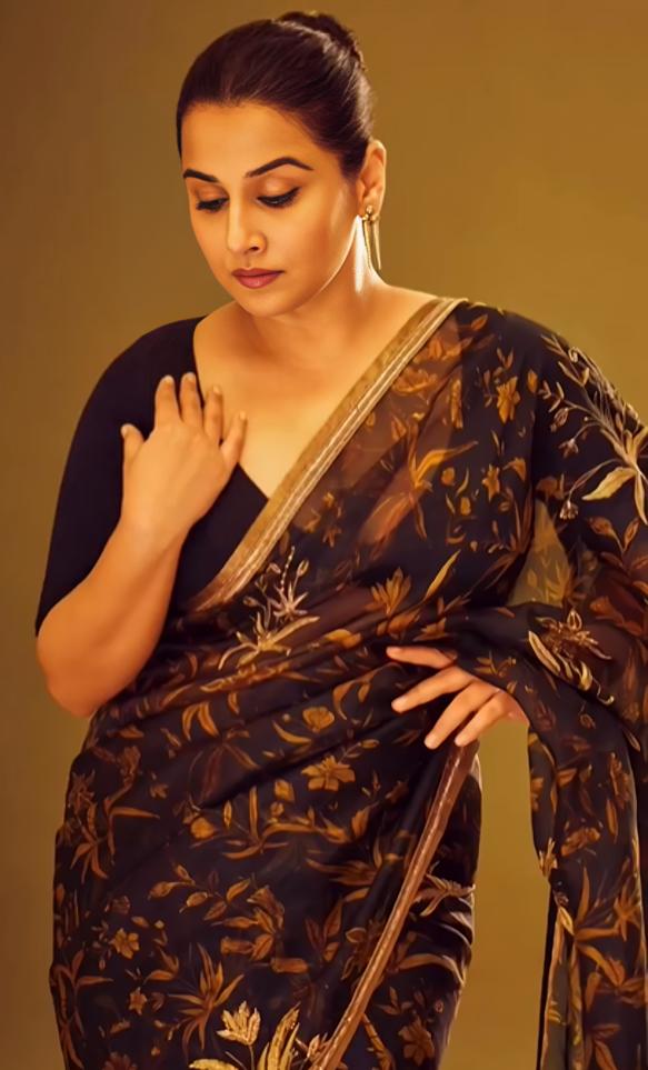 It seems like Vidya loves black more than any of us. In this look, the actress bid farewell to jewellery, opted for sharp contouring, and wore another striking black saree