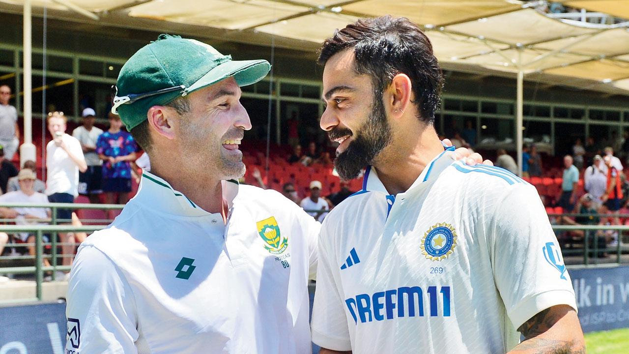 Virat Kohli presents his India jersey to retiring Dean Elgar 